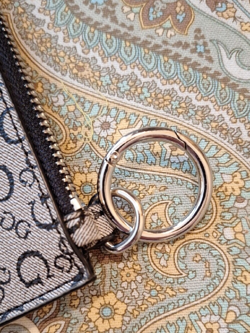 🔥🔥CLEARANCE🔥Guess Black and Gray Signature Zip Key Chain Attachable Wristlet. - Picture 10 of 13